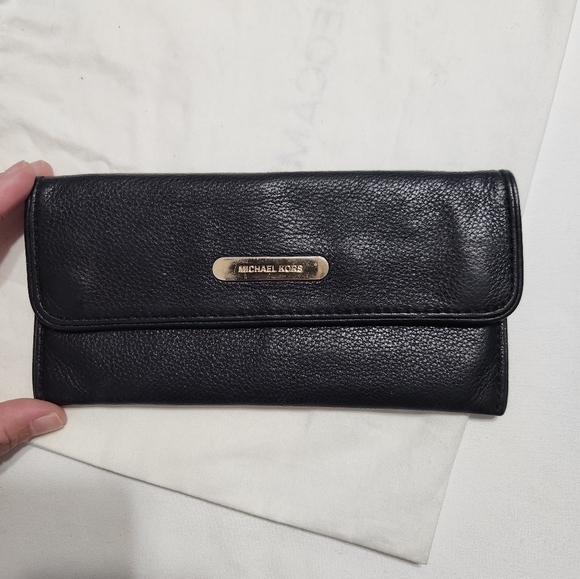 Michael Kors Handbags - EUC Michael Kors Wallet (Blk Pebble Leather) 🖤✨️